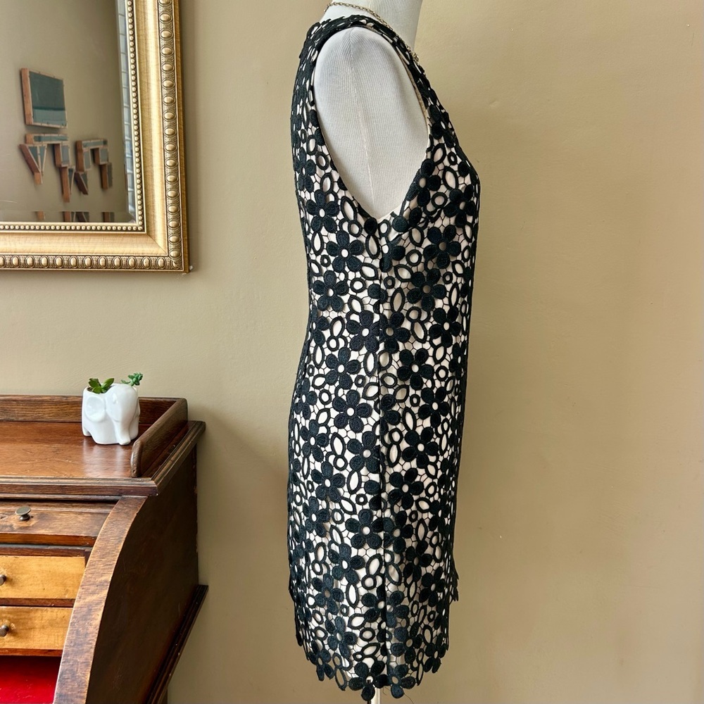 ALICE + OLIVIA Clyde Black Daisy Floral Crochet Open Knit Mini Shift Dress 10 - Picture 10 of 11